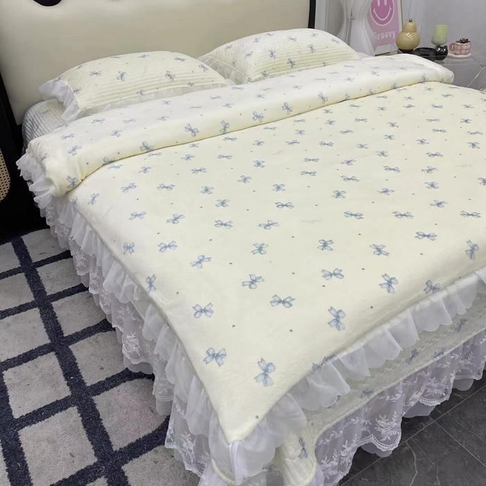 91家纺网 家纺一手货源 找家纺 禧瑞谷 2025新款冬季牛奶绒双层蕾丝花边床盖三件套床盖四件套蓝色蝴蝶结