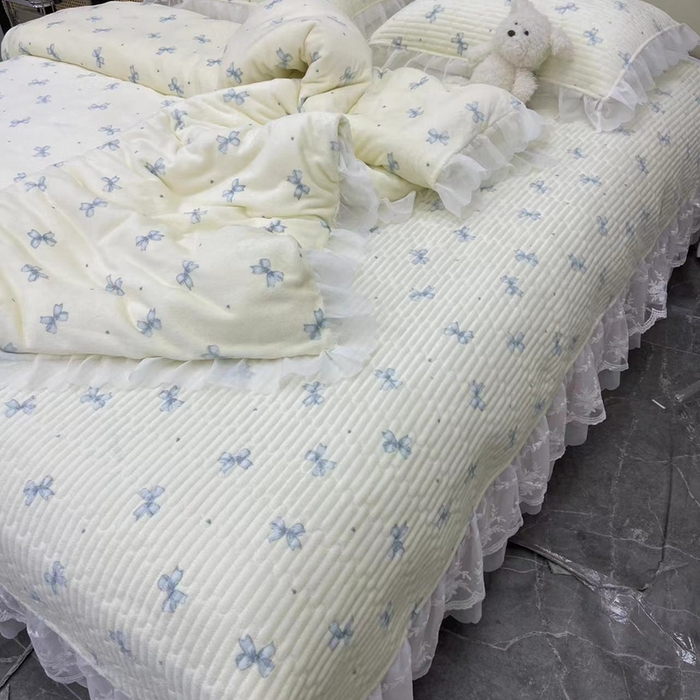 91家纺网 家纺一手货源 找家纺 禧瑞谷 2025新款冬季牛奶绒双层蕾丝花边床盖三件套床盖四件套蓝色蝴蝶结