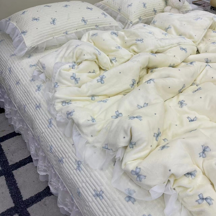 91家纺网 家纺一手货源 找家纺 禧瑞谷 2025新款冬季牛奶绒双层蕾丝花边床盖三件套床盖四件套蓝色蝴蝶结