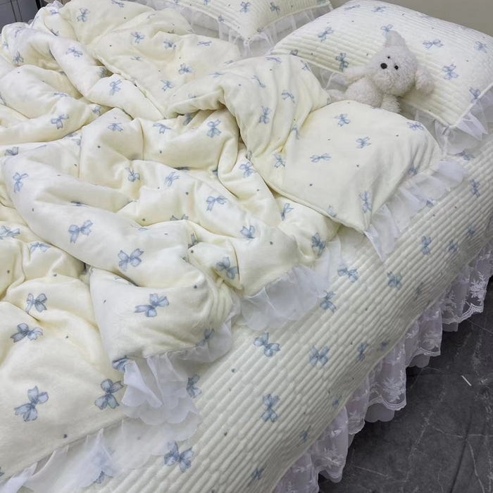 91家纺网 家纺一手货源 找家纺 禧瑞谷 2025新款冬季牛奶绒双层蕾丝花边床盖三件套床盖四件套蓝色蝴蝶结