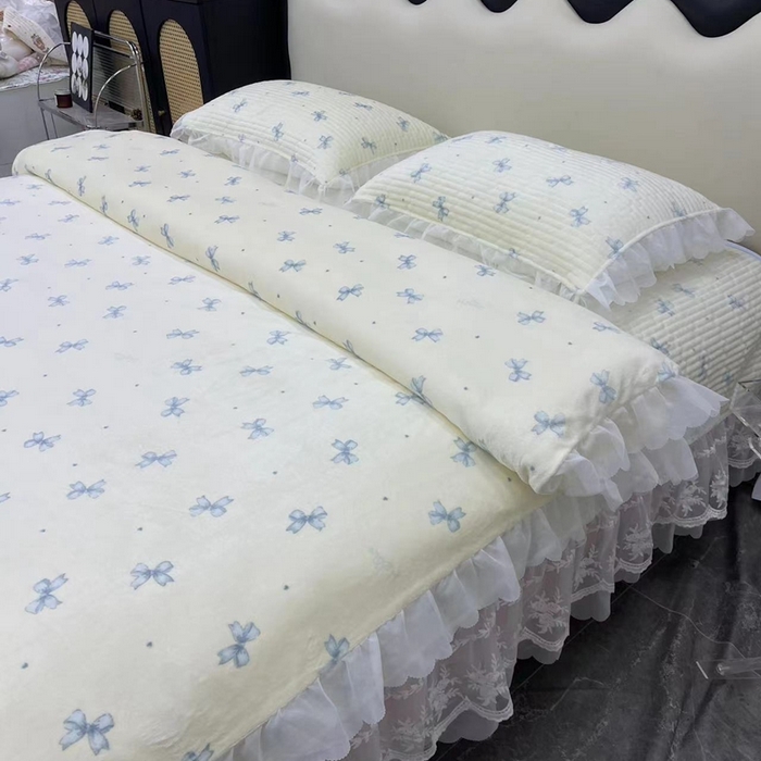 91家纺网 家纺一手货源 找家纺 禧瑞谷 2025新款冬季牛奶绒双层蕾丝花边床盖三件套床盖四件套蓝色蝴蝶结