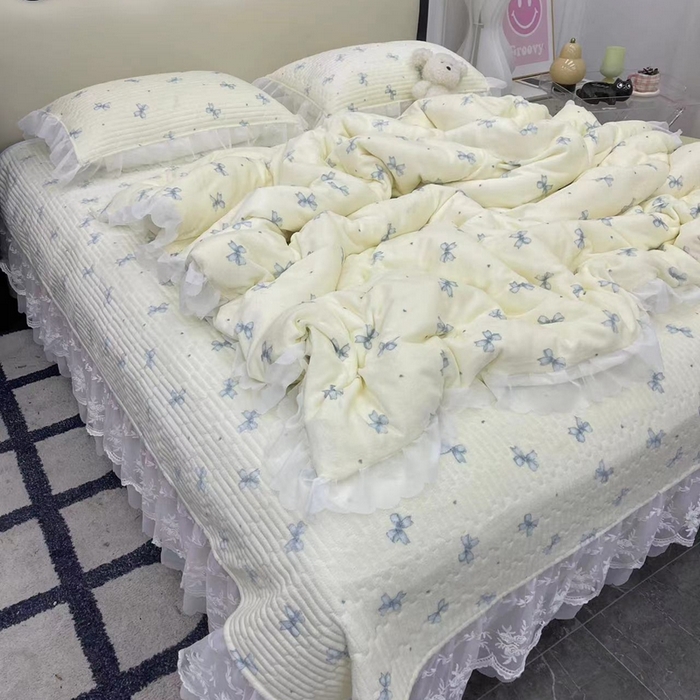 91家纺网 家纺一手货源 找家纺 禧瑞谷 2025新款冬季牛奶绒双层蕾丝花边床盖三件套床盖四件套蓝色蝴蝶结