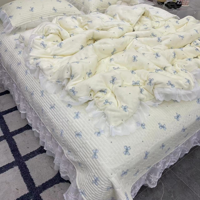 91家纺网 家纺一手货源 找家纺 禧瑞谷 2025新款冬季牛奶绒双层蕾丝花边床盖三件套床盖四件套蓝色蝴蝶结