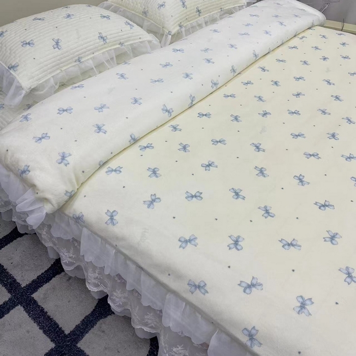 91家纺网 家纺一手货源 找家纺 禧瑞谷 2025新款冬季牛奶绒双层蕾丝花边床盖三件套床盖四件套蓝色蝴蝶结