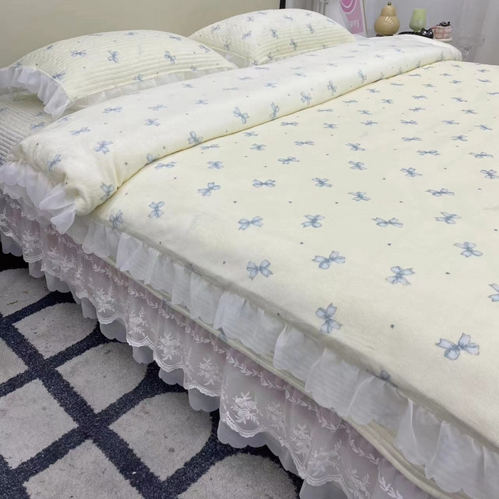 91家纺网 家纺一手货源 找家纺 禧瑞谷 2025新款冬季牛奶绒双层蕾丝花边床盖三件套床盖四件套蓝色蝴蝶结