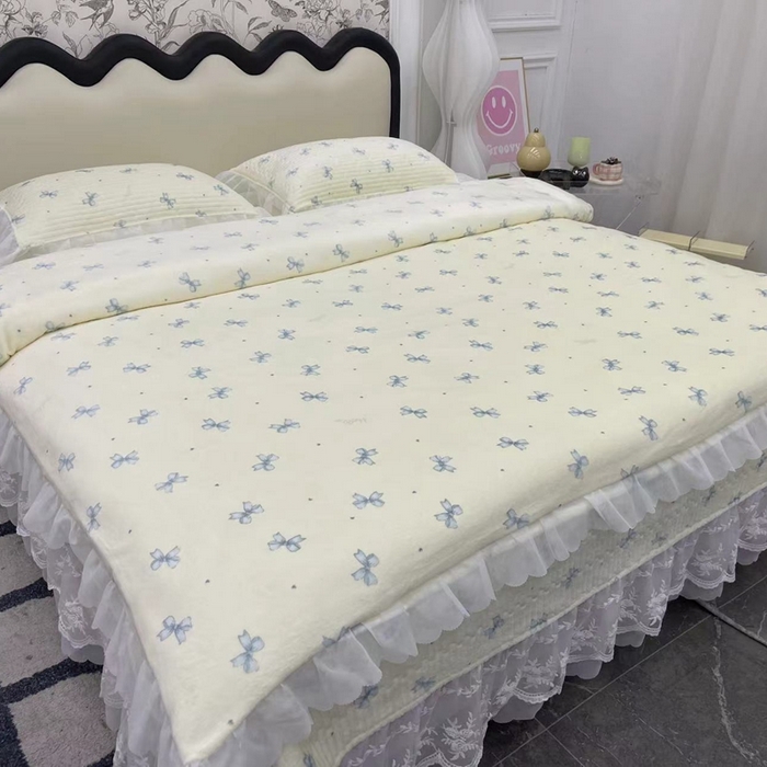 禧瑞谷 2025新款冬季牛奶绒双层蕾丝花边床盖三件套床盖四件套蓝色蝴蝶结