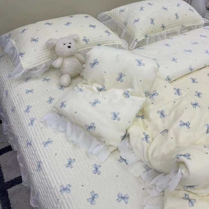 91家纺网 家纺一手货源 找家纺 禧瑞谷 2025新款冬季牛奶绒双层蕾丝花边床盖三件套床盖四件套蓝色蝴蝶结