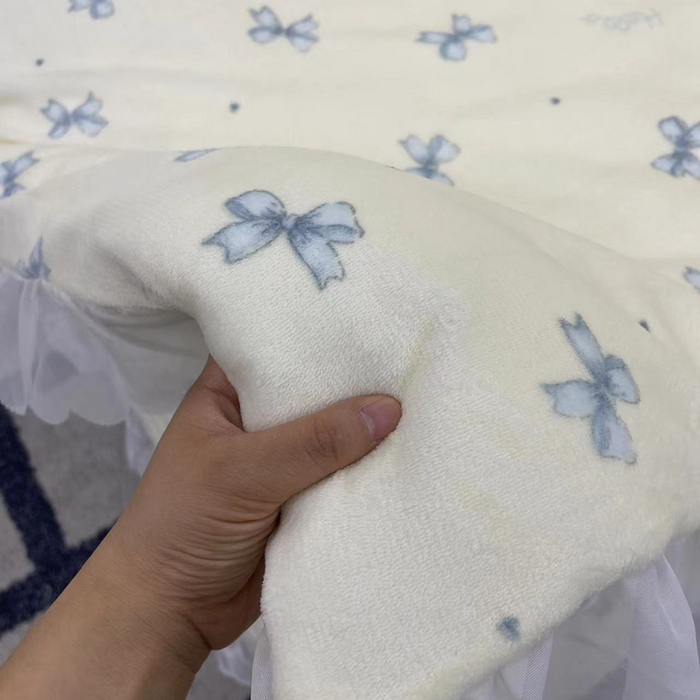 91家纺网 家纺一手货源 找家纺 禧瑞谷 2025新款冬季牛奶绒双层蕾丝花边床盖三件套床盖四件套蓝色蝴蝶结