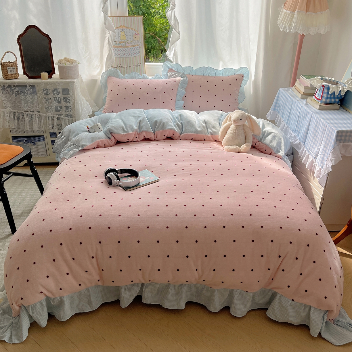 91家纺网 家纺一手货源 找家纺 丽涵家纺 2025秋冬新品韩系牛奶绒波点小格子花边四件套 奶油波点-粉蓝