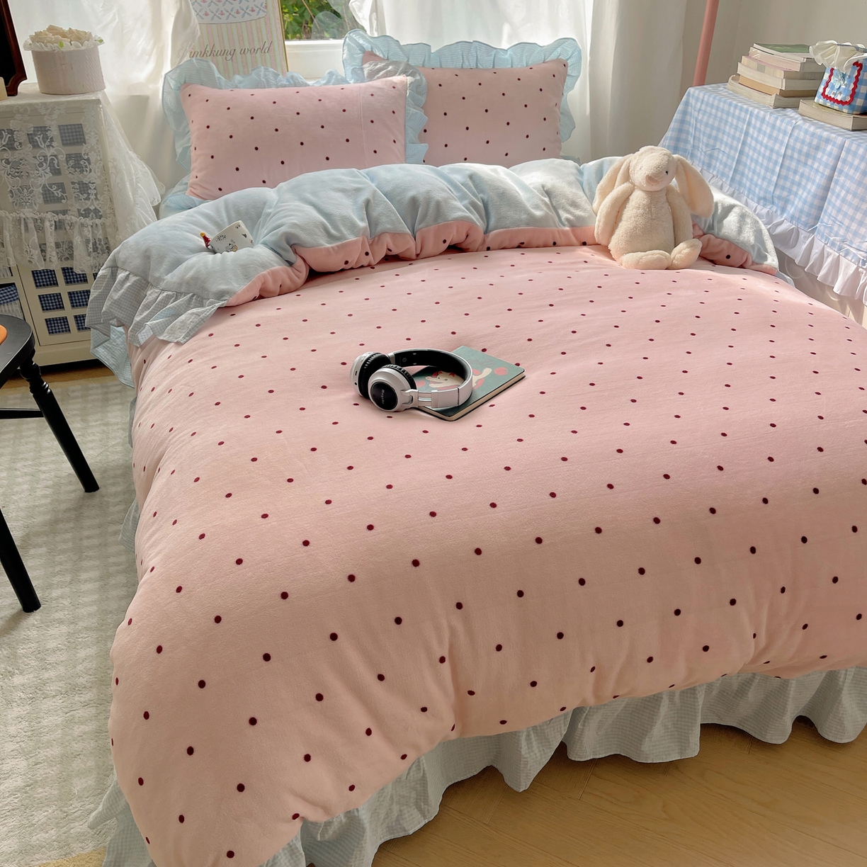 91家纺网 家纺一手货源 找家纺 丽涵家纺 2025秋冬新品韩系牛奶绒波点小格子花边四件套 奶油波点-粉蓝