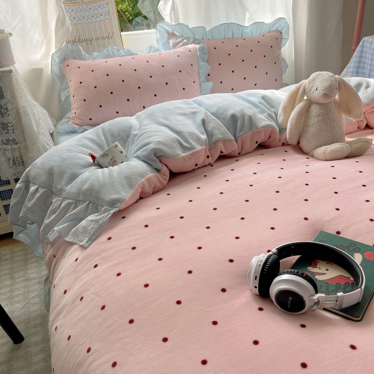 91家纺网 家纺一手货源 找家纺 丽涵家纺 2025秋冬新品韩系牛奶绒波点小格子花边四件套 奶油波点-粉蓝