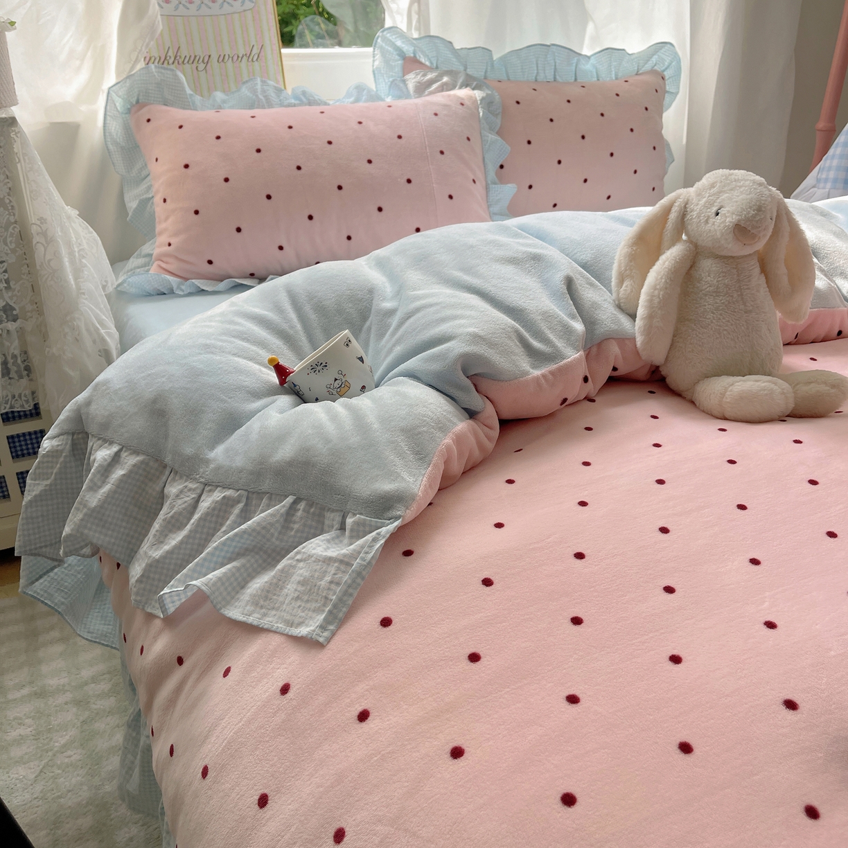 91家纺网 家纺一手货源 找家纺 丽涵家纺 2025秋冬新品韩系牛奶绒波点小格子花边四件套 奶油波点-粉蓝