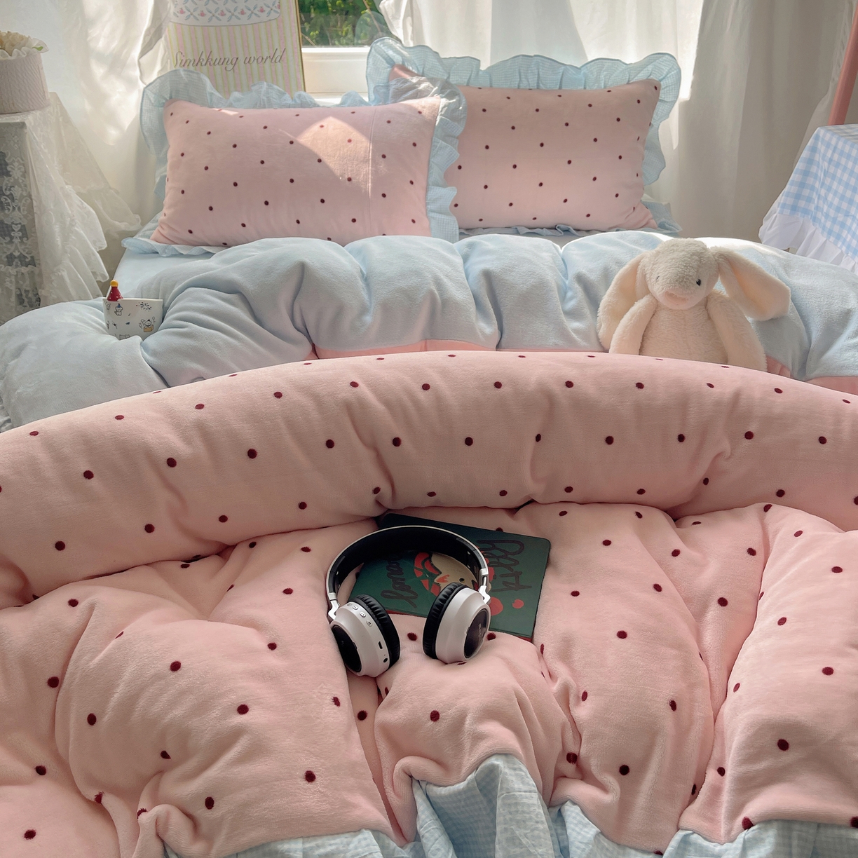 91家纺网 家纺一手货源 找家纺 丽涵家纺 2025秋冬新品韩系牛奶绒波点小格子花边四件套 奶油波点-粉蓝