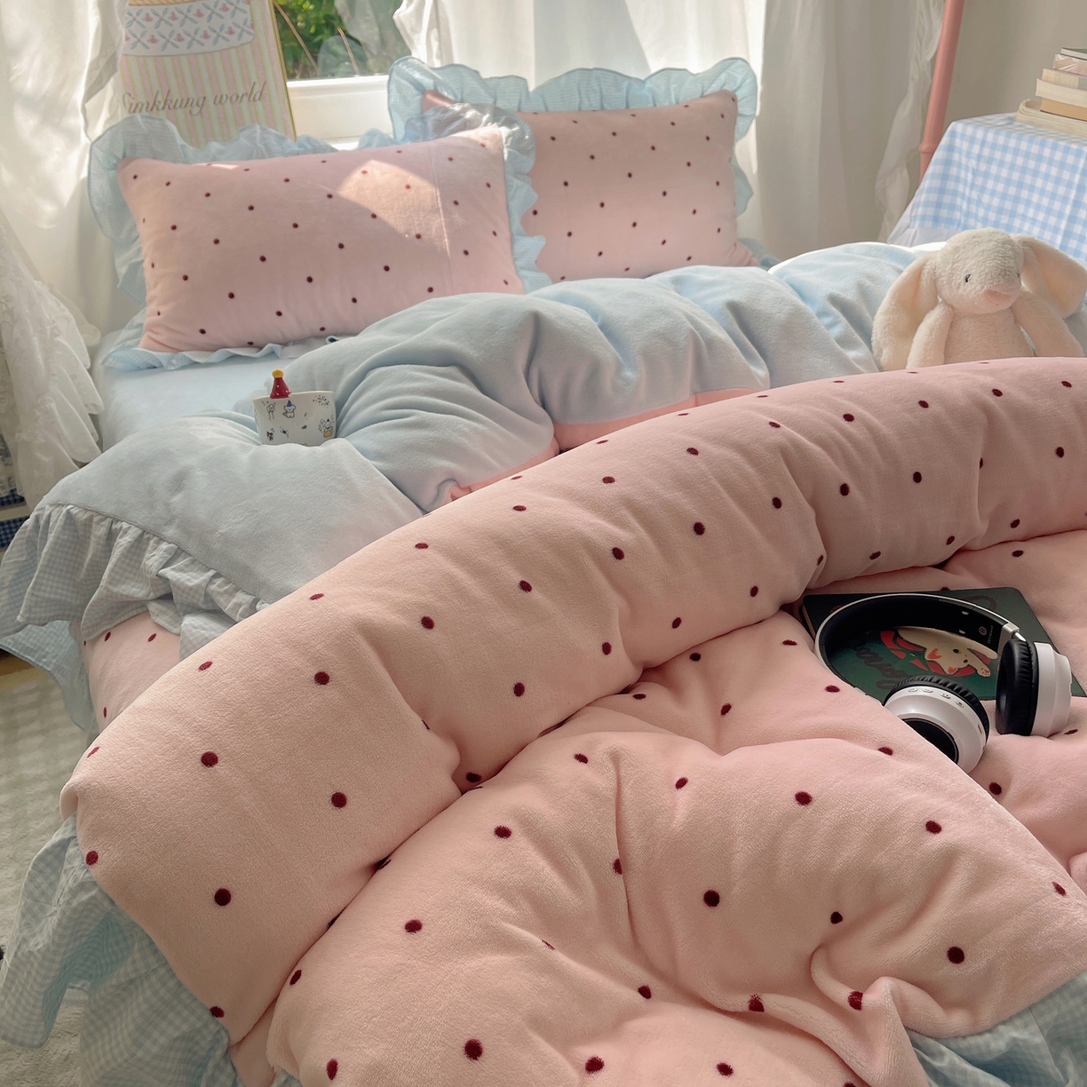 91家纺网 家纺一手货源 找家纺 丽涵家纺 2025秋冬新品韩系牛奶绒波点小格子花边四件套 奶油波点-粉蓝