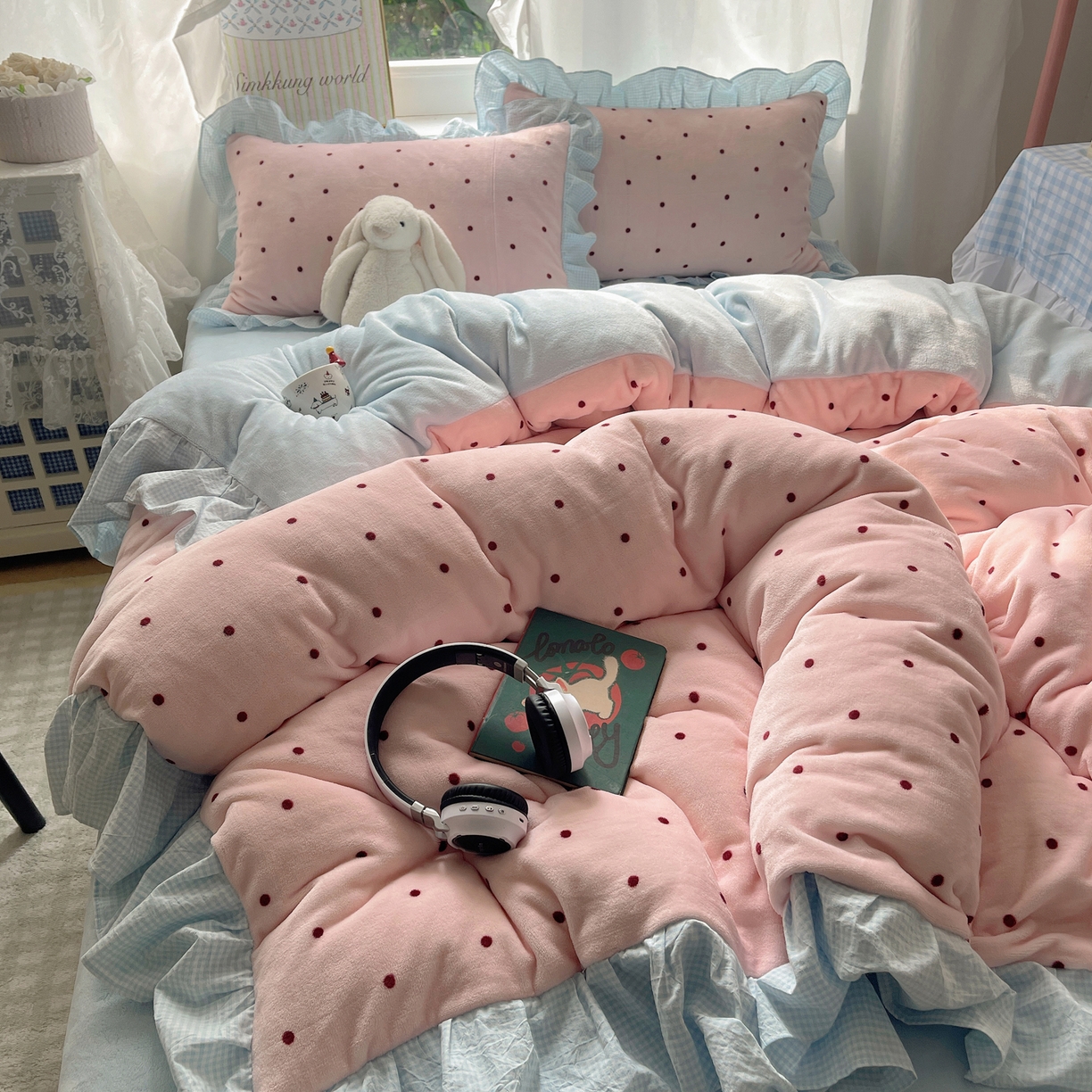 91家纺网 家纺一手货源 找家纺 丽涵家纺 2025秋冬新品韩系牛奶绒波点小格子花边四件套 奶油波点-粉蓝