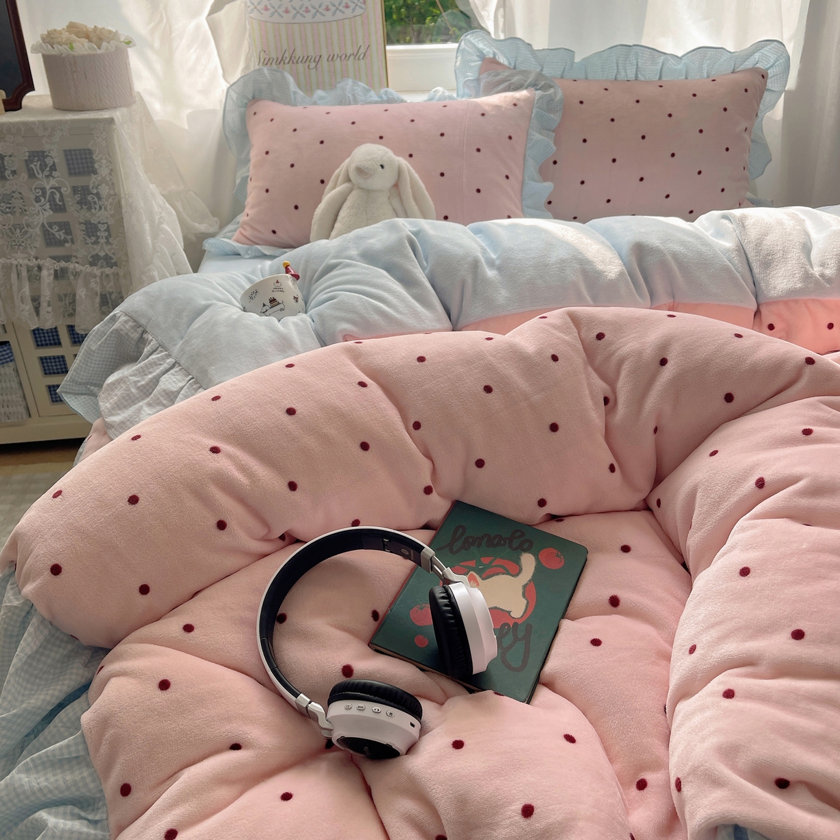 91家纺网 家纺一手货源 找家纺 丽涵家纺 2025秋冬新品韩系牛奶绒波点小格子花边四件套 奶油波点-粉蓝