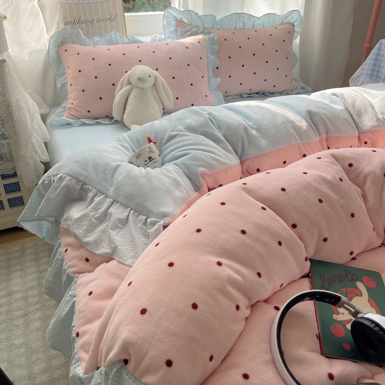 91家纺网 家纺一手货源 找家纺 丽涵家纺 2025秋冬新品韩系牛奶绒波点小格子花边四件套 奶油波点-粉蓝