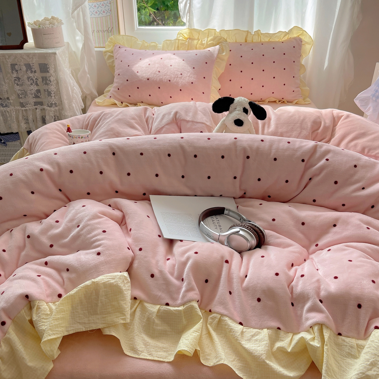 91家纺网 家纺一手货源 找家纺 丽涵家纺 2025秋冬新品韩系牛奶绒波点小格子花边四件套 奶油波点-蜜粉