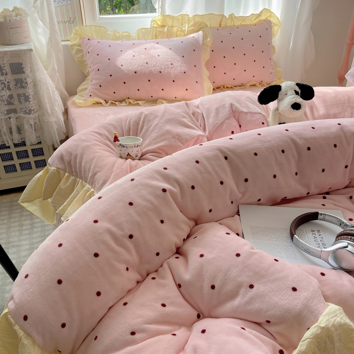 91家纺网 家纺一手货源 找家纺 丽涵家纺 2025秋冬新品韩系牛奶绒波点小格子花边四件套 奶油波点-蜜粉