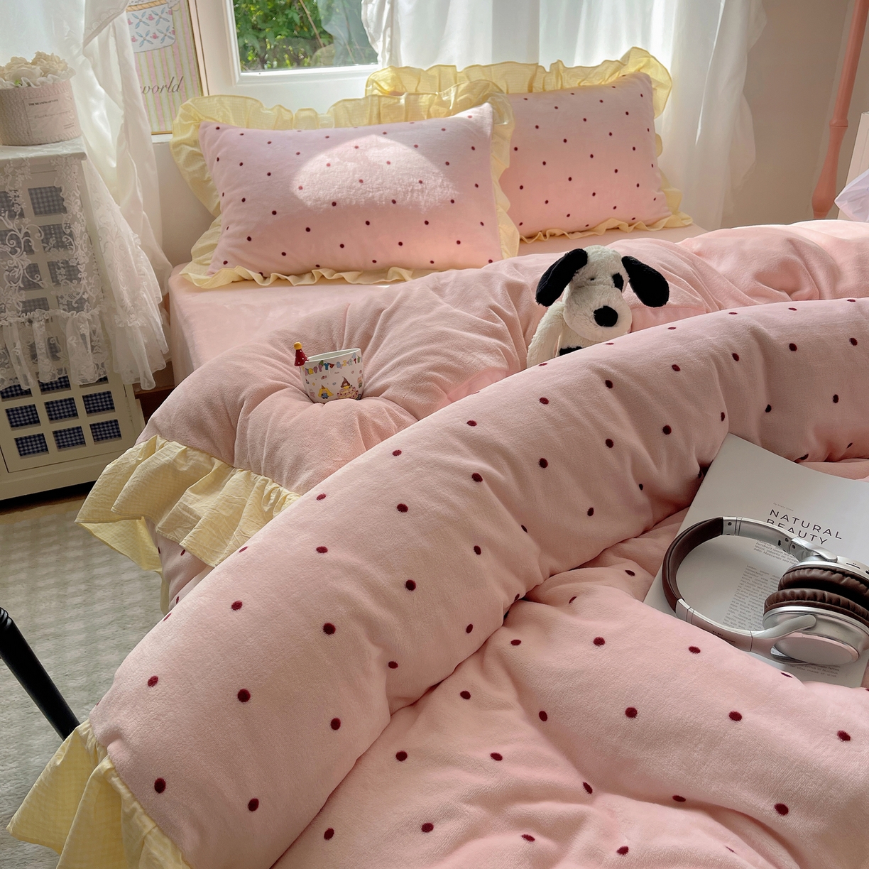 91家纺网 家纺一手货源 找家纺 丽涵家纺 2025秋冬新品韩系牛奶绒波点小格子花边四件套 奶油波点-蜜粉