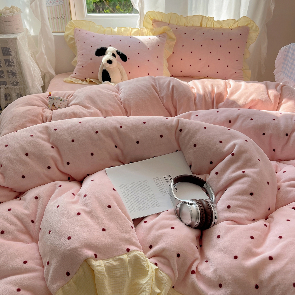 91家纺网 家纺一手货源 找家纺 丽涵家纺 2025秋冬新品韩系牛奶绒波点小格子花边四件套 奶油波点-蜜粉