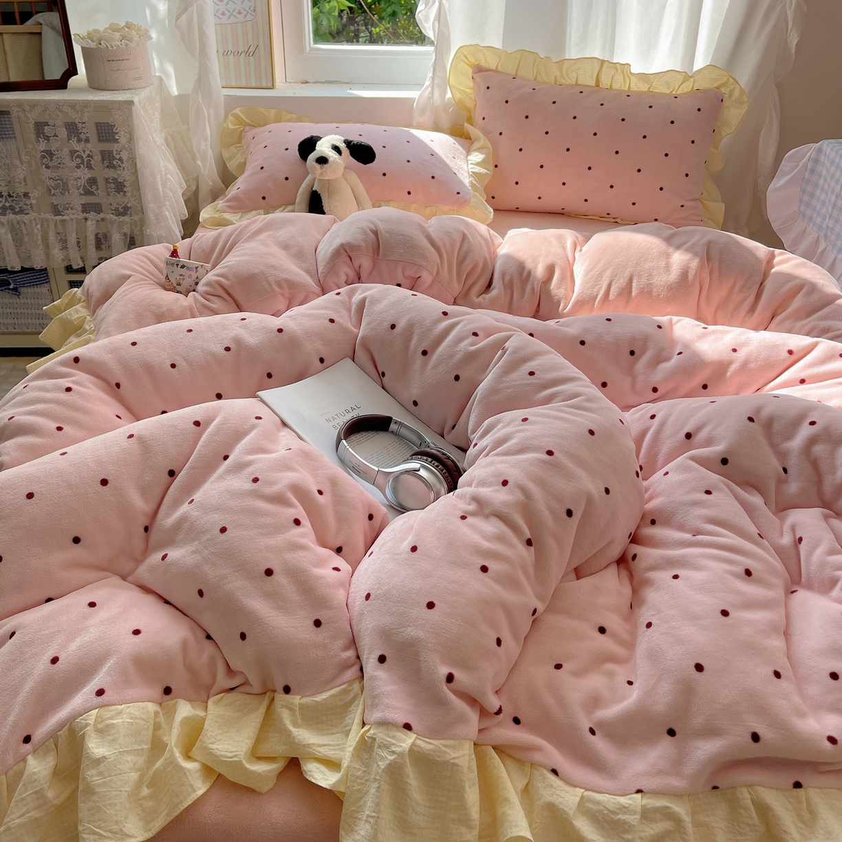 91家纺网 家纺一手货源 找家纺 丽涵家纺 2025秋冬新品韩系牛奶绒波点小格子花边四件套 奶油波点-蜜粉