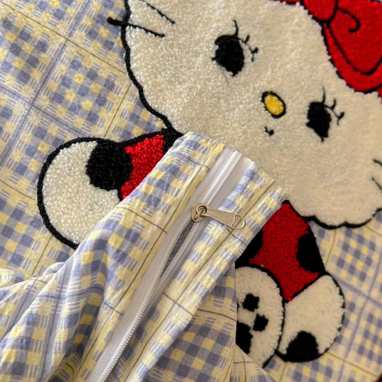 91家纺网 家纺一手货源 找家纺 凯洛奇 2025新款复古风格子皱皱纱水洗棉毛巾绣四件套 布丁猫-灰格