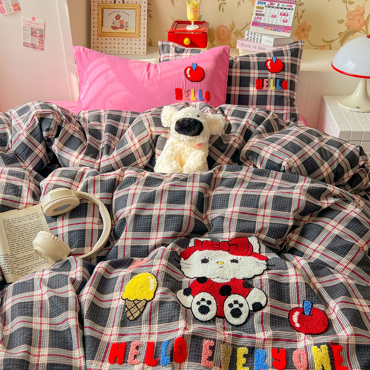 91家纺网 家纺一手货源 找家纺 凯洛奇 2025新款复古风格子皱皱纱水洗棉毛巾绣四件套 布丁猫-彩格