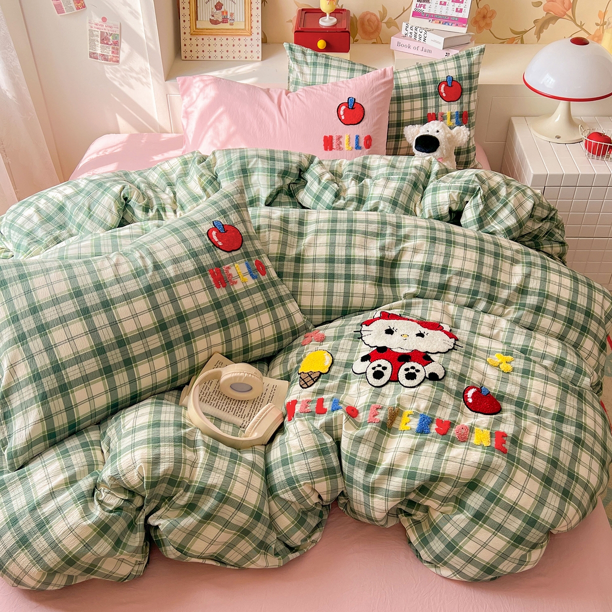 91家纺网 家纺一手货源 找家纺 凯洛奇 2025新款复古风格子皱皱纱水洗棉毛巾绣四件套 布丁猫-绿格