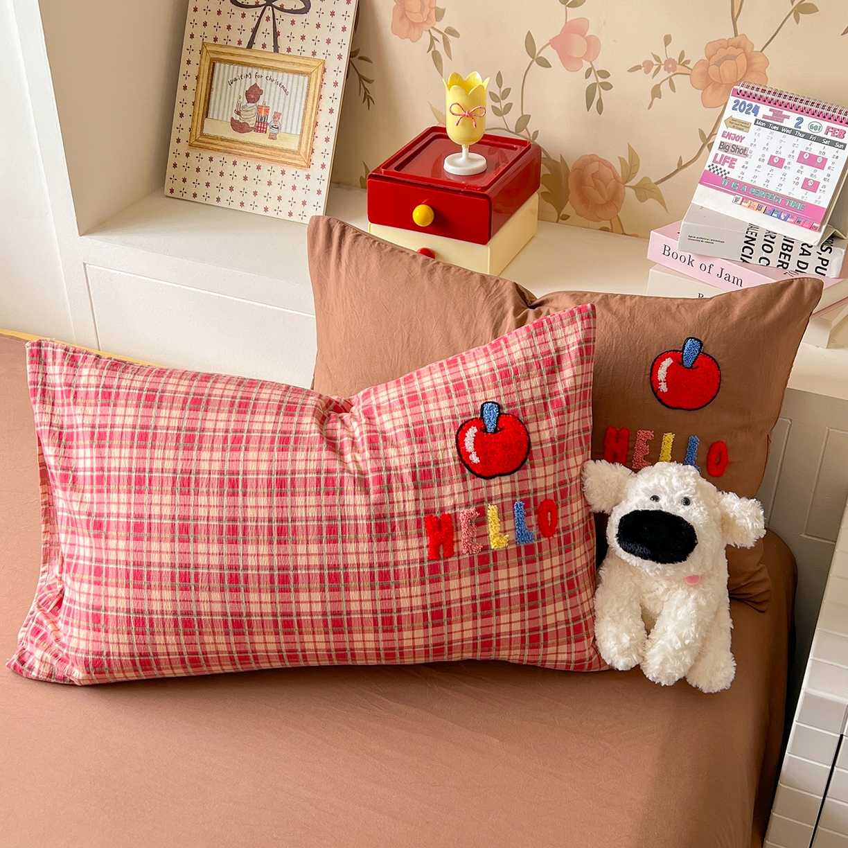 91家纺网 家纺一手货源 找家纺 凯洛奇 2025新款复古风格子皱皱纱水洗棉毛巾绣四件套 布丁猫-红格