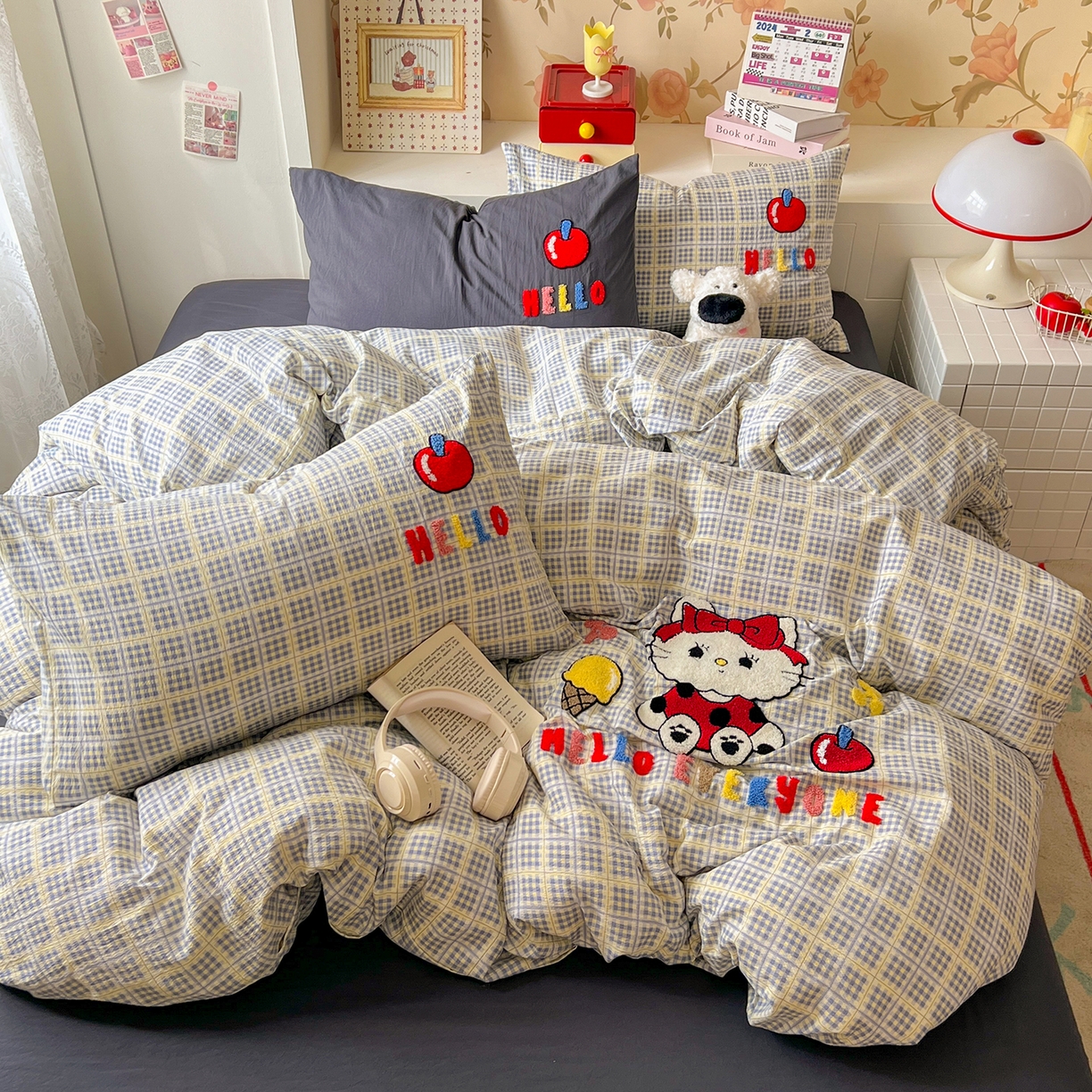 91家纺网 家纺一手货源 找家纺 凯洛奇 2025新款复古风格子皱皱纱水洗棉毛巾绣四件套 布丁猫-灰格