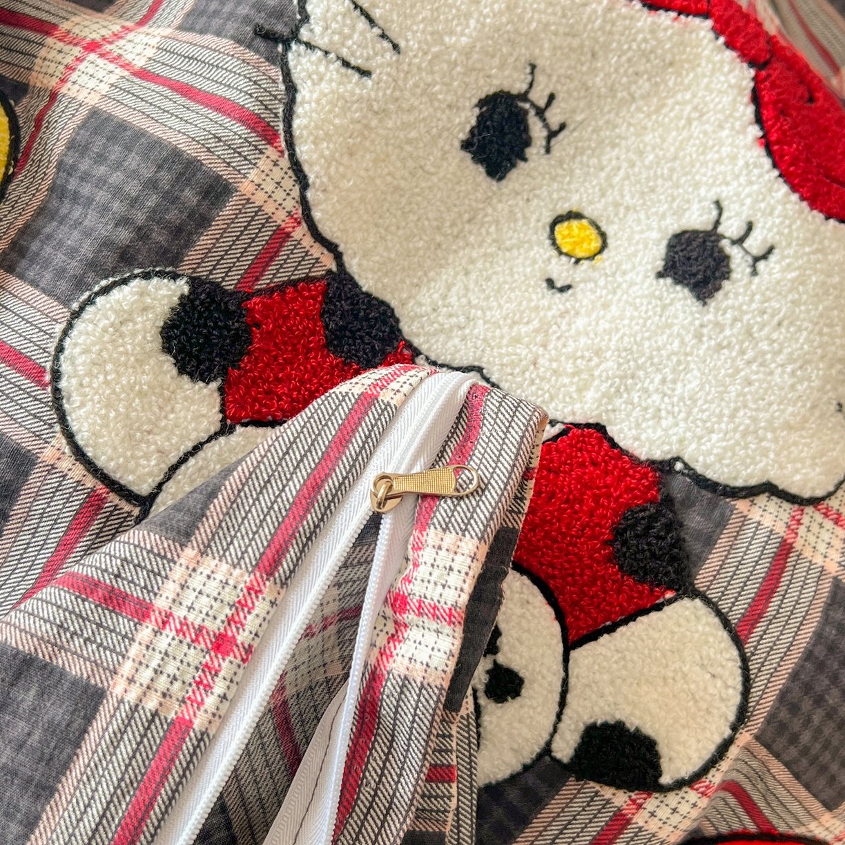 91家纺网 家纺一手货源 找家纺 凯洛奇 2025新款复古风格子皱皱纱水洗棉毛巾绣四件套 布丁猫-彩格