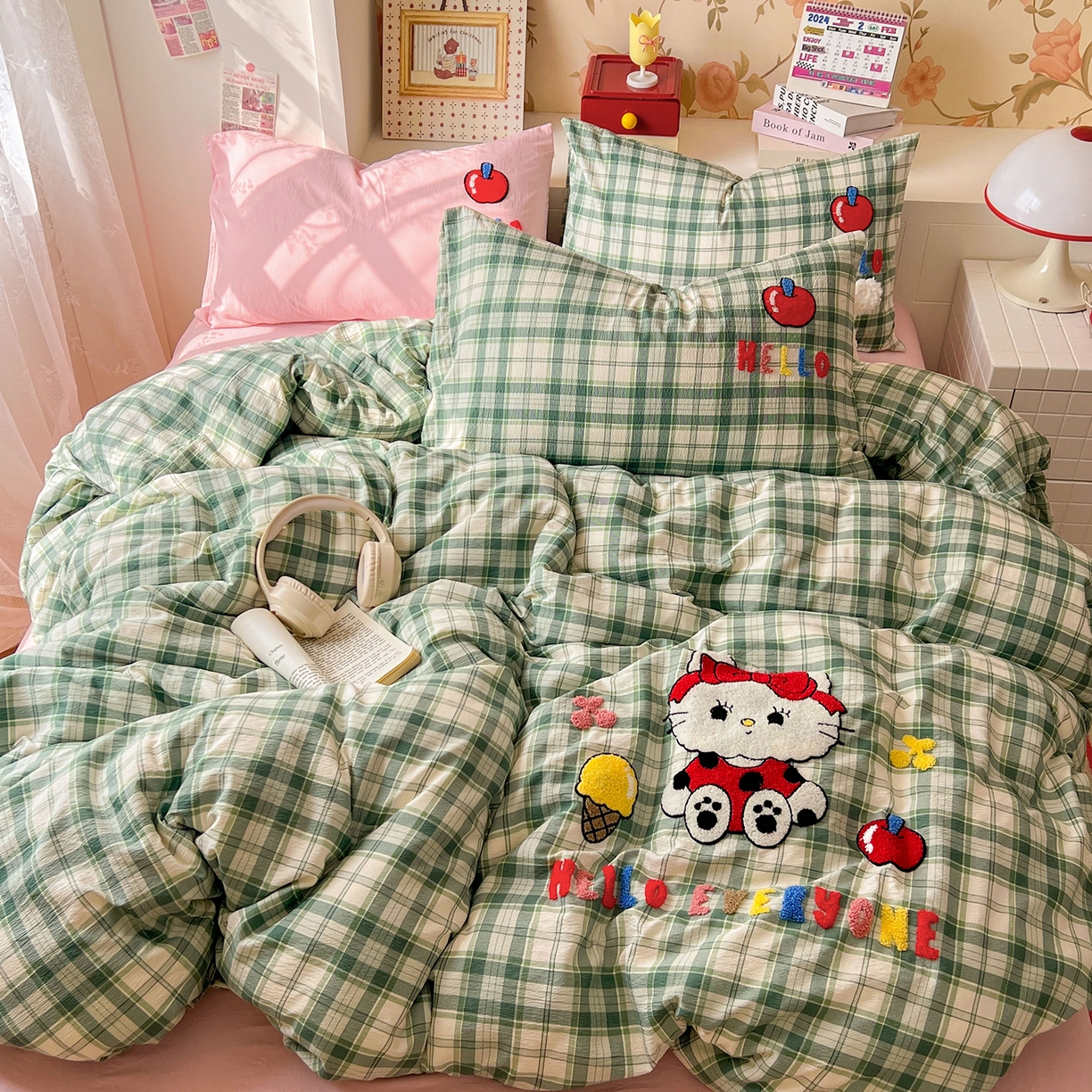 91家纺网 家纺一手货源 找家纺 凯洛奇 2025新款复古风格子皱皱纱水洗棉毛巾绣四件套 布丁猫-绿格