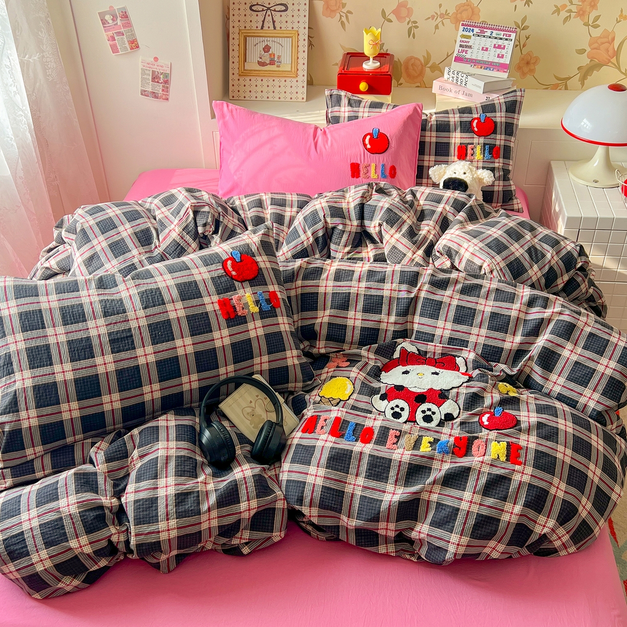 91家纺网 家纺一手货源 找家纺 凯洛奇 2025新款复古风格子皱皱纱水洗棉毛巾绣四件套 布丁猫-彩格