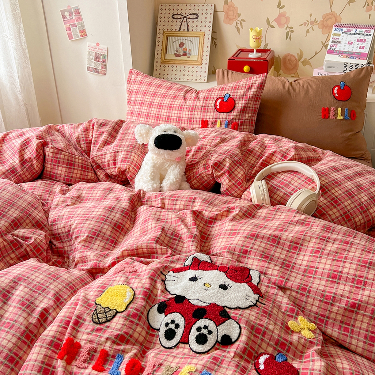 91家纺网 家纺一手货源 找家纺 凯洛奇 2025新款复古风格子皱皱纱水洗棉毛巾绣四件套 布丁猫-红格