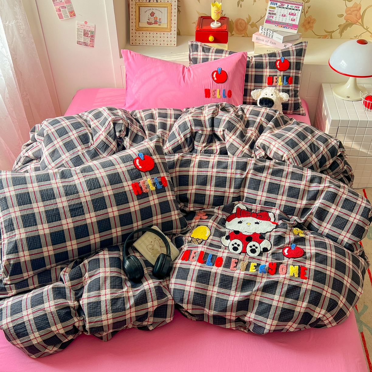 91家纺网 家纺一手货源 找家纺 凯洛奇 2025新款复古风格子皱皱纱水洗棉毛巾绣四件套 布丁猫-彩格