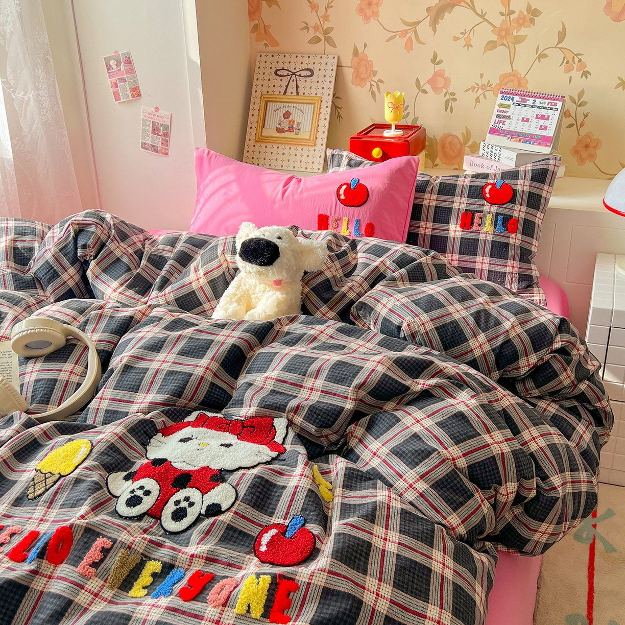 91家纺网 家纺一手货源 找家纺 凯洛奇 2025新款复古风格子皱皱纱水洗棉毛巾绣四件套 布丁猫-彩格