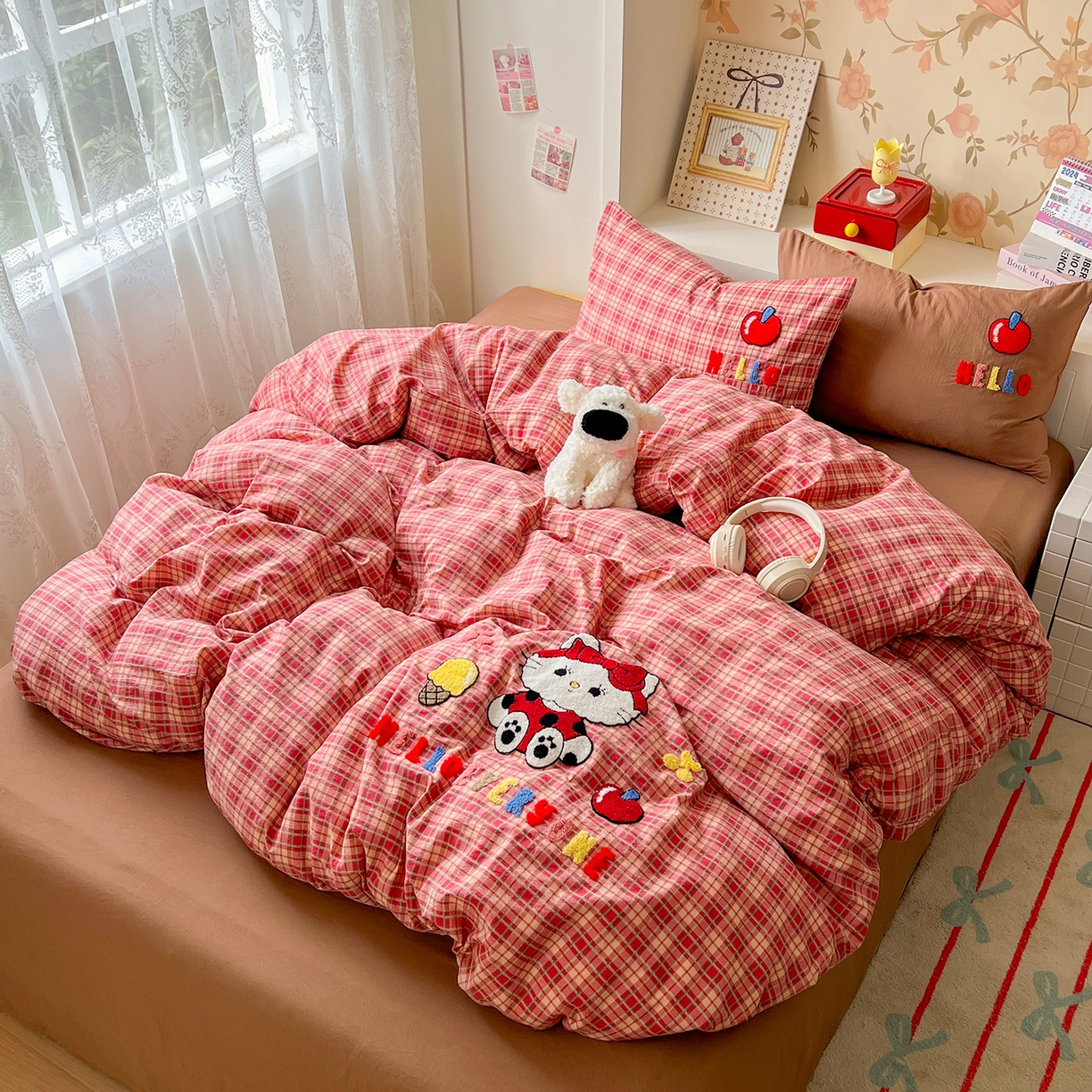 91家纺网 家纺一手货源 找家纺 凯洛奇 2025新款复古风格子皱皱纱水洗棉毛巾绣四件套 布丁猫-红格