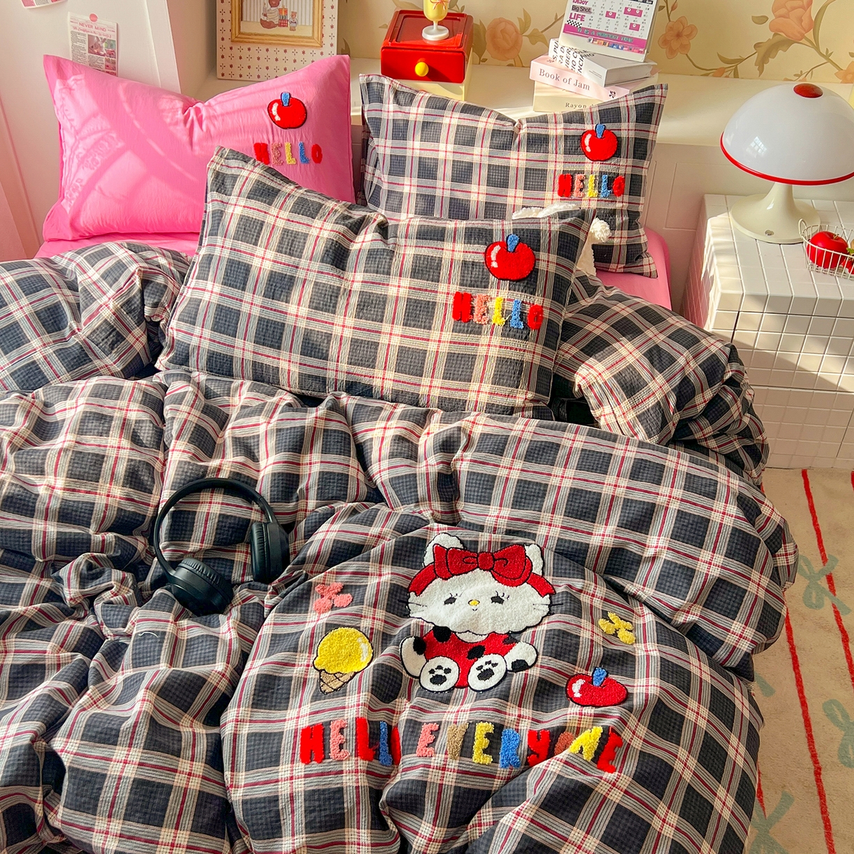 91家纺网 家纺一手货源 找家纺 凯洛奇 2025新款复古风格子皱皱纱水洗棉毛巾绣四件套 布丁猫-彩格