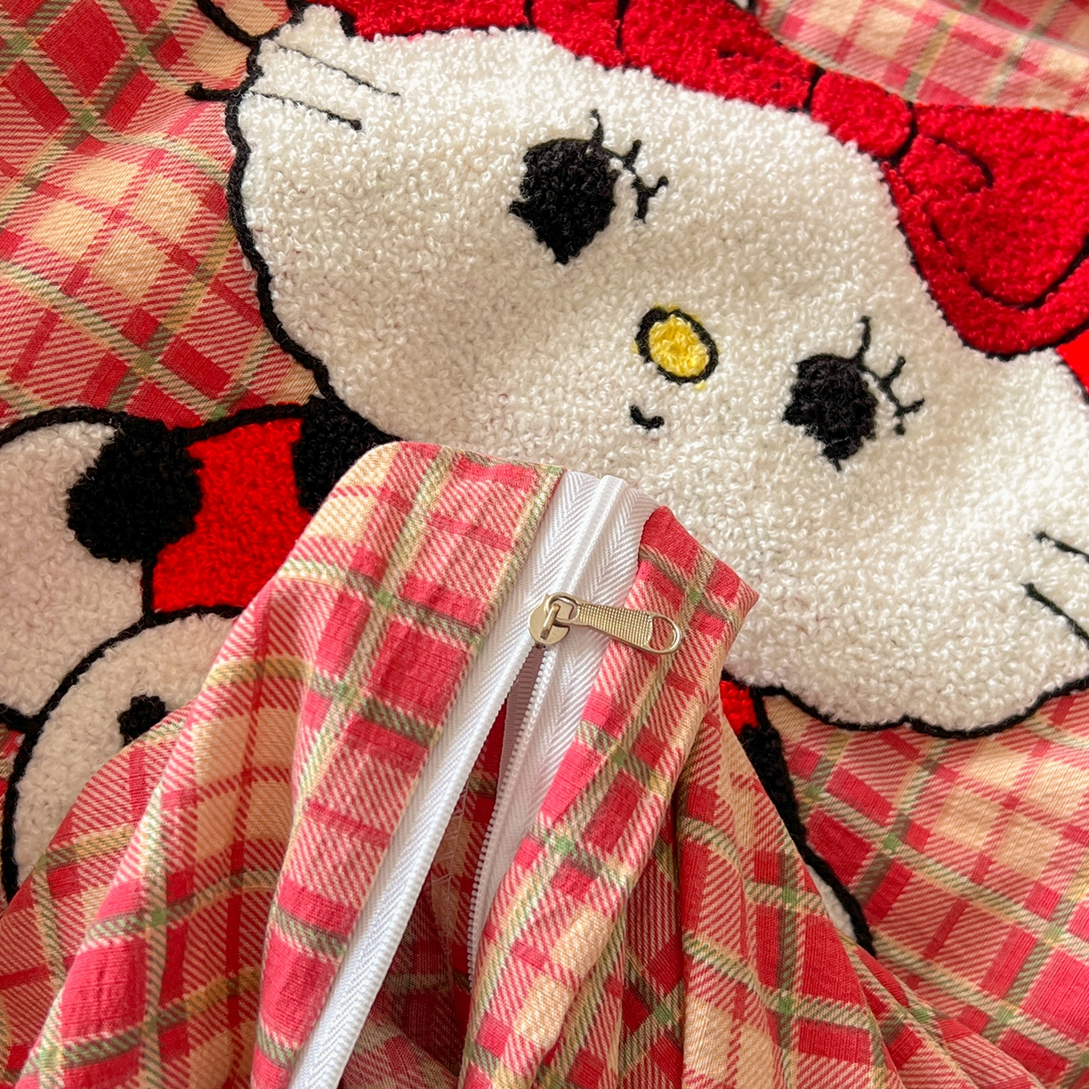 91家纺网 家纺一手货源 找家纺 凯洛奇 2025新款复古风格子皱皱纱水洗棉毛巾绣四件套 布丁猫-红格