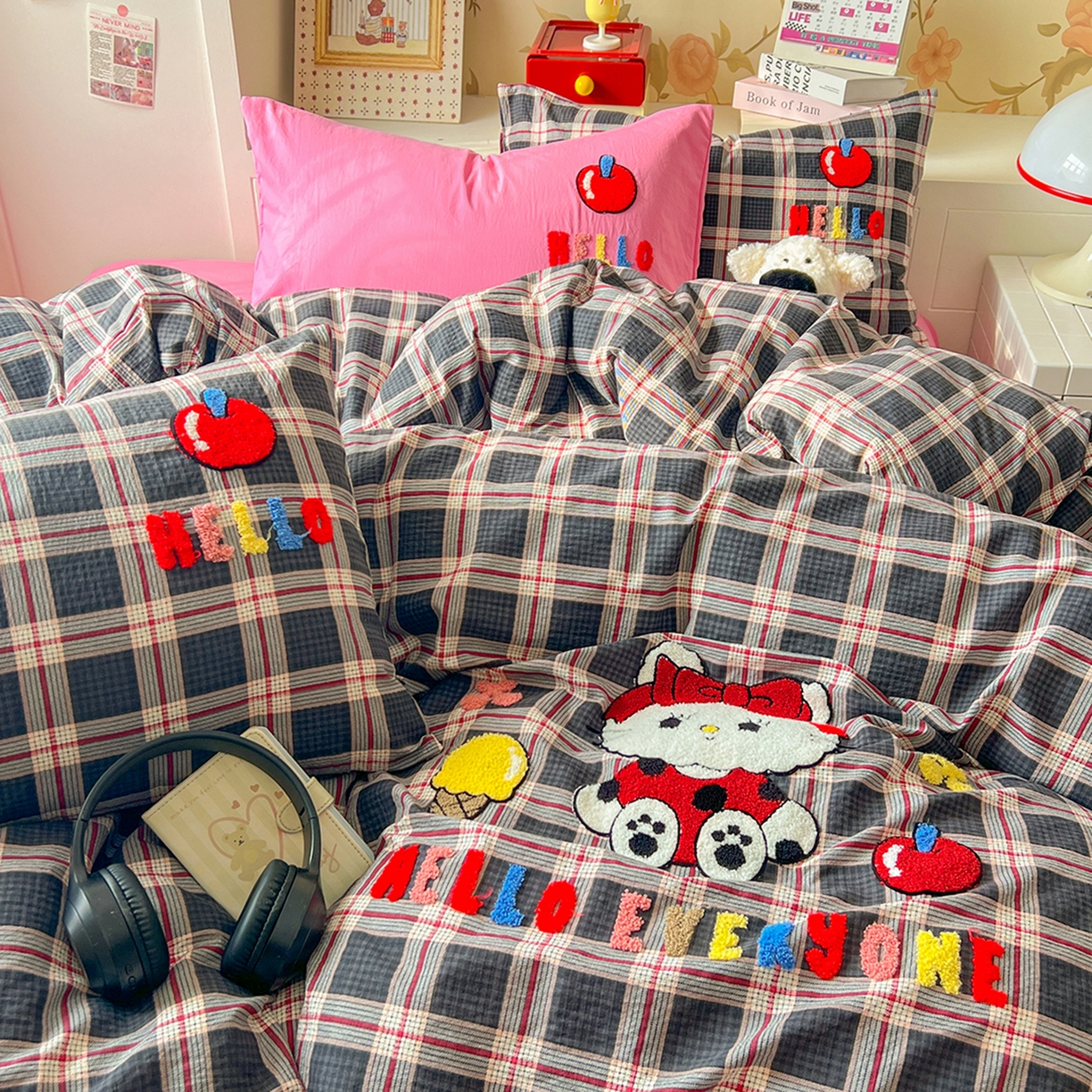 91家纺网 家纺一手货源 找家纺 凯洛奇 2025新款复古风格子皱皱纱水洗棉毛巾绣四件套 布丁猫-彩格