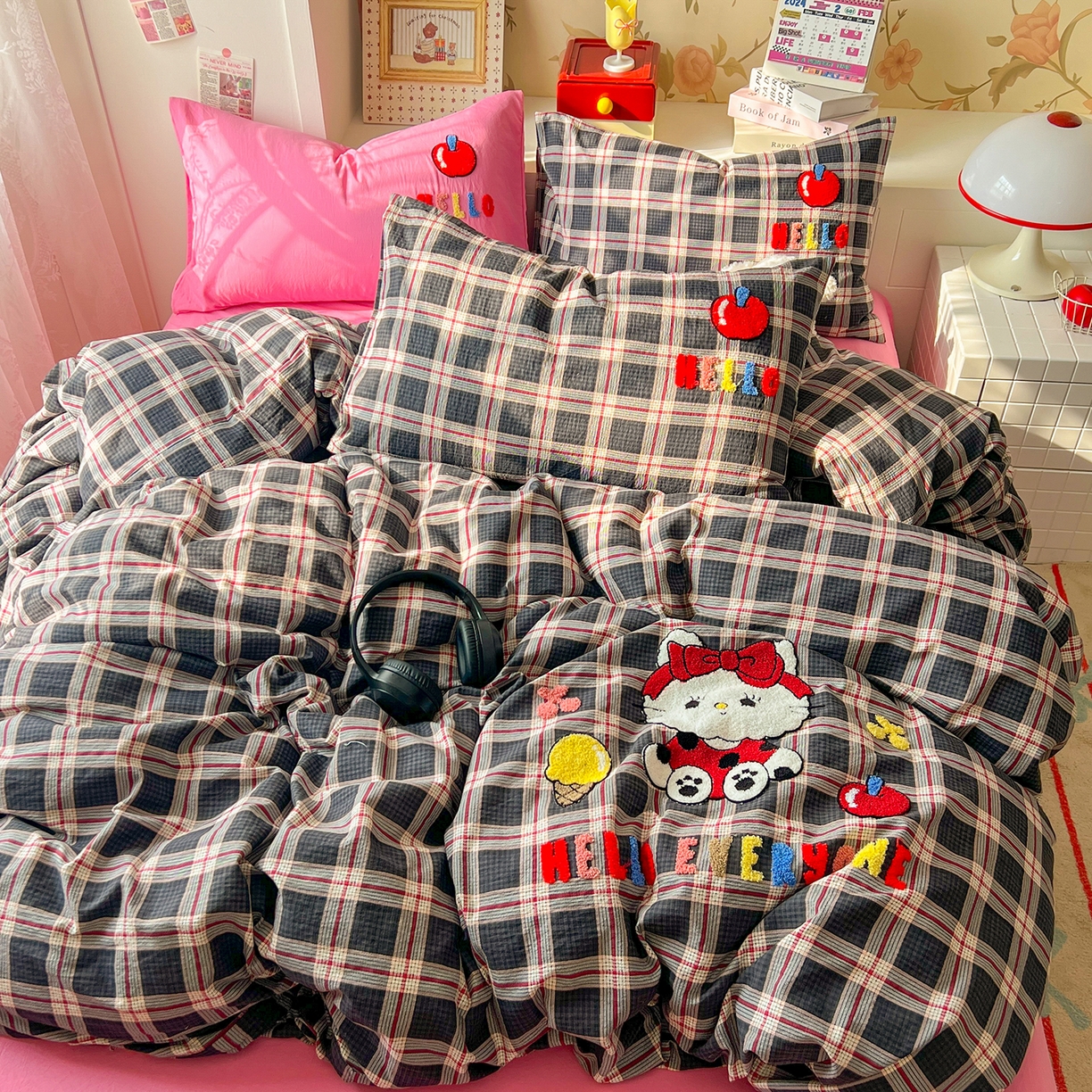 91家纺网 家纺一手货源 找家纺 凯洛奇 2025新款复古风格子皱皱纱水洗棉毛巾绣四件套 布丁猫-彩格