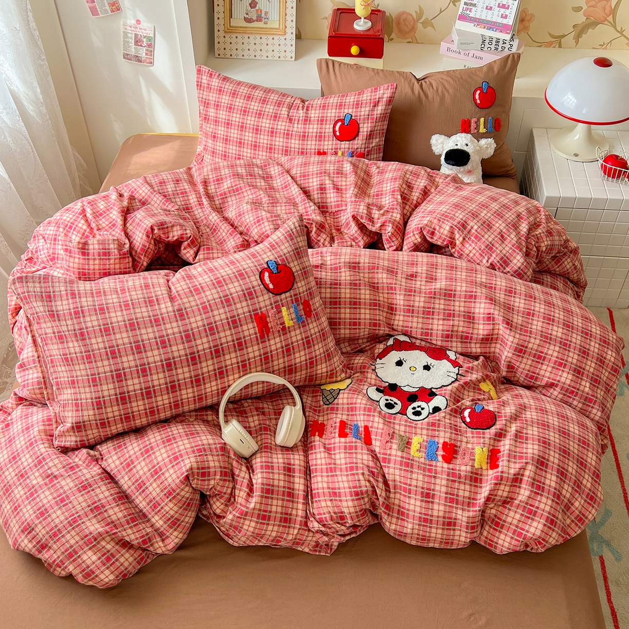 91家纺网 家纺一手货源 找家纺 凯洛奇 2025新款复古风格子皱皱纱水洗棉毛巾绣四件套 布丁猫-红格