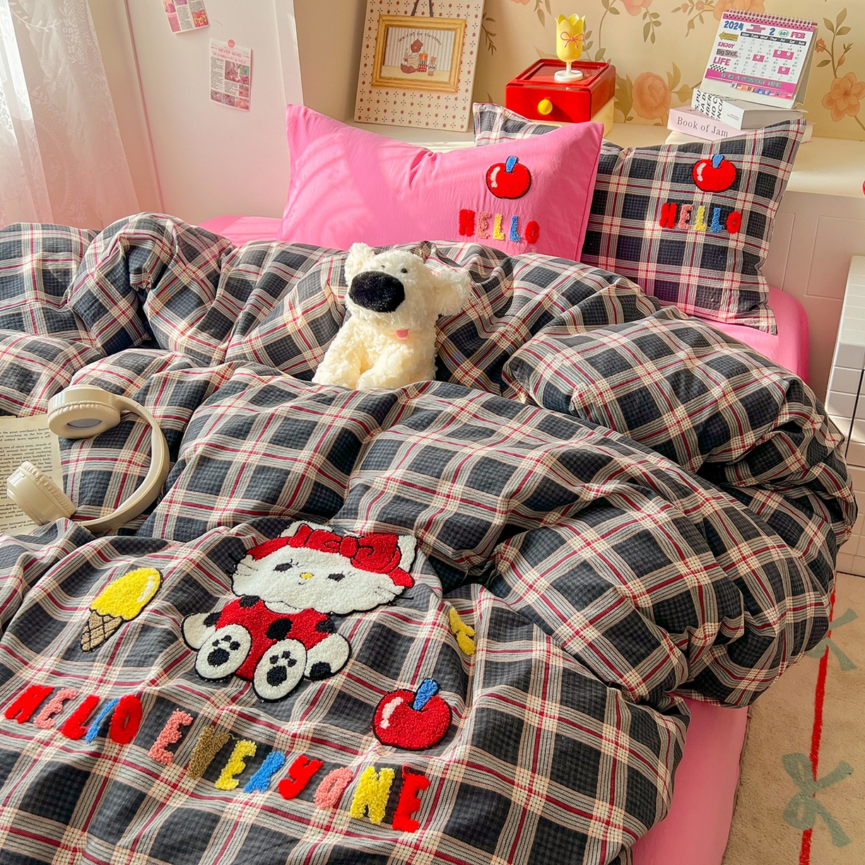 91家纺网 家纺一手货源 找家纺 凯洛奇 2025新款复古风格子皱皱纱水洗棉毛巾绣四件套 布丁猫-彩格