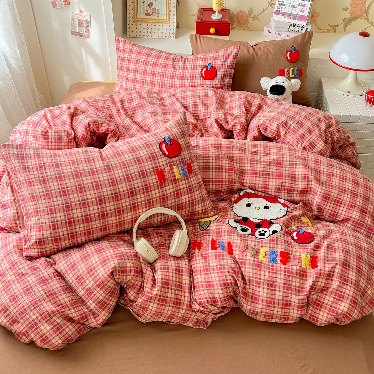 91家纺网 家纺一手货源 找家纺 凯洛奇 2025新款复古风格子皱皱纱水洗棉毛巾绣四件套 布丁猫-红格