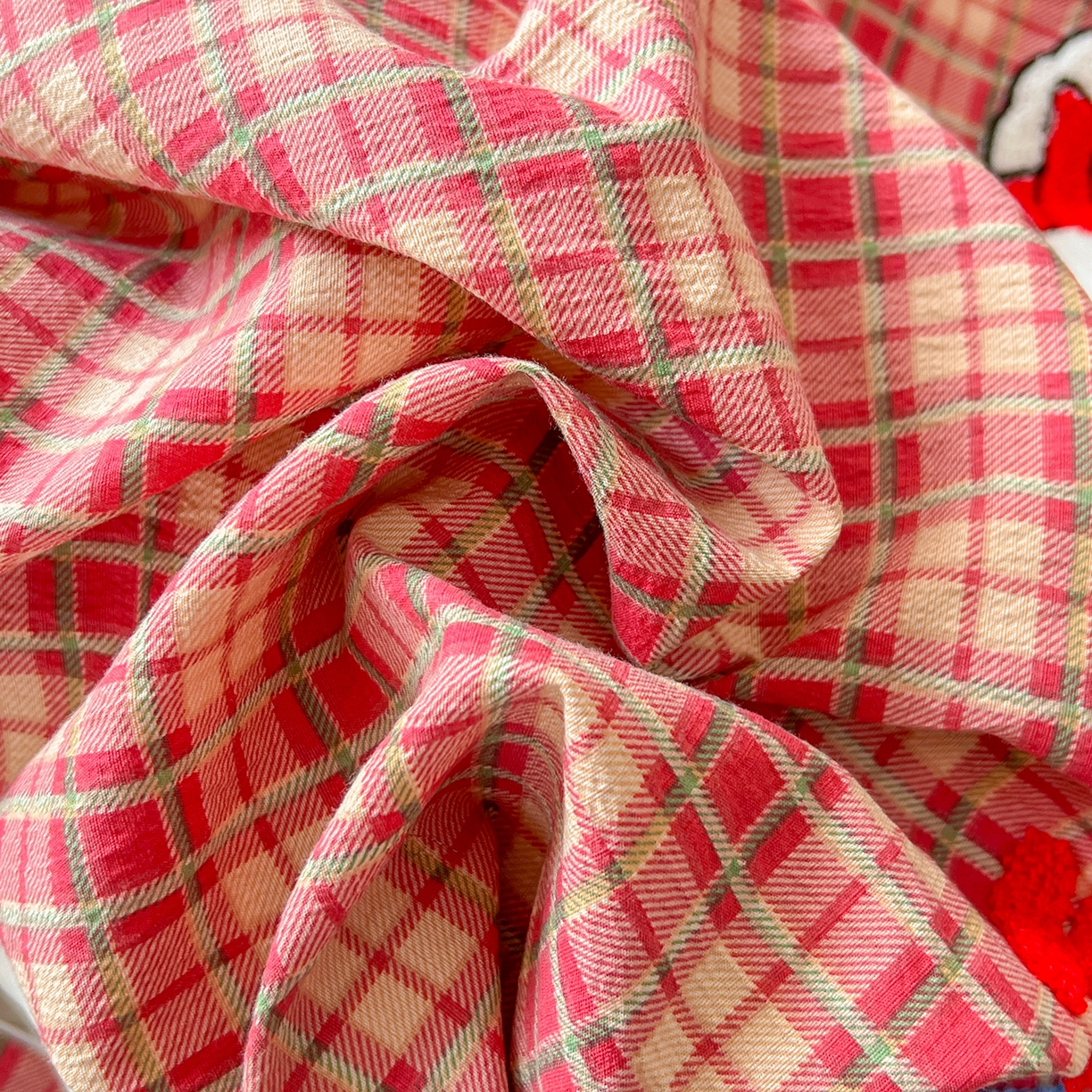 91家纺网 家纺一手货源 找家纺 凯洛奇 2025新款复古风格子皱皱纱水洗棉毛巾绣四件套 布丁猫-红格