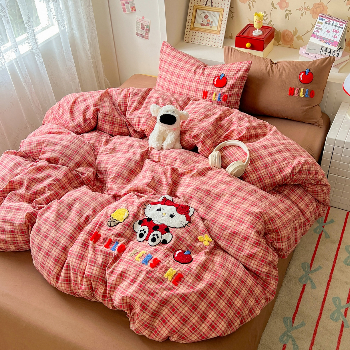 91家纺网 家纺一手货源 找家纺 凯洛奇 2025新款复古风格子皱皱纱水洗棉毛巾绣四件套 布丁猫-红格