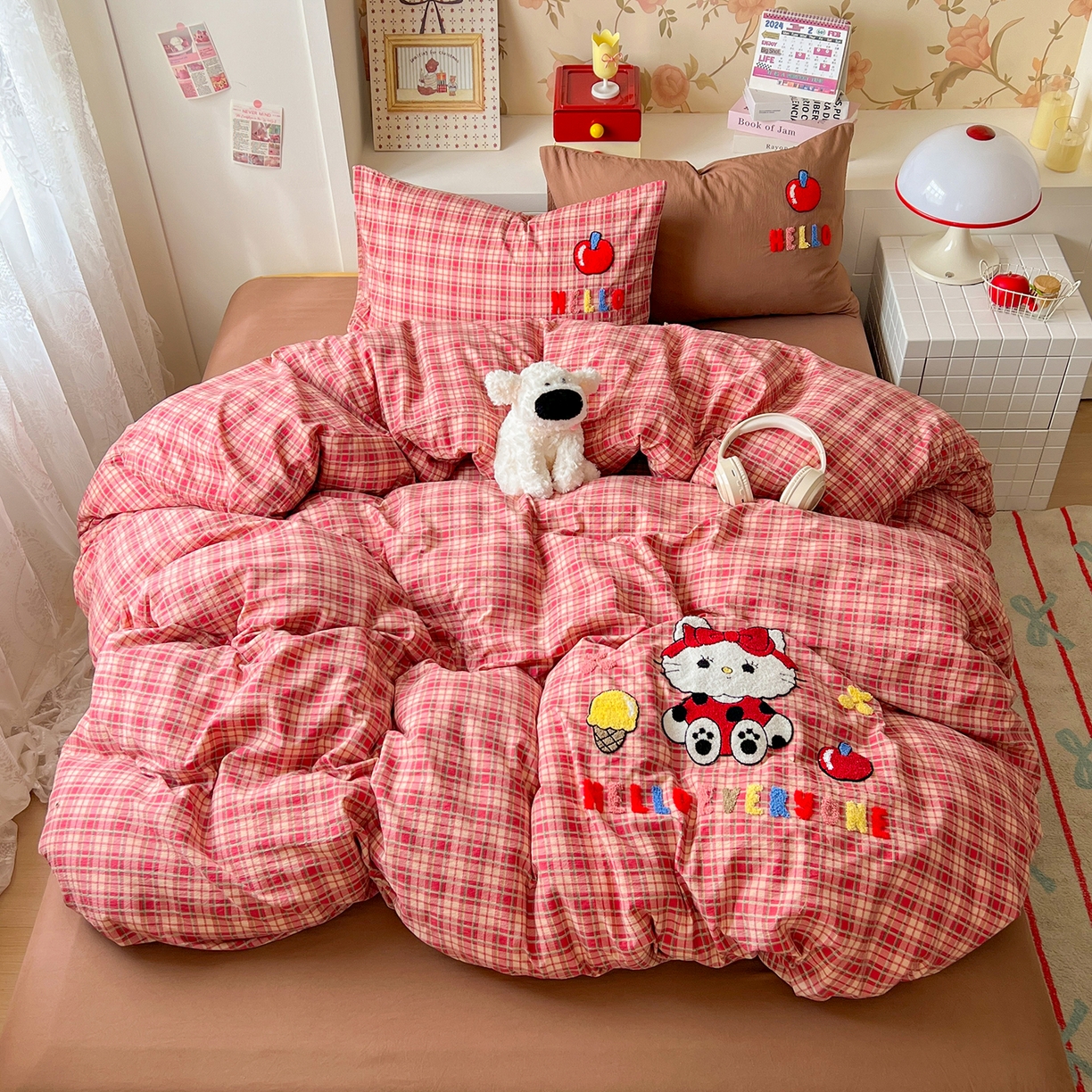 91家纺网 家纺一手货源 找家纺 凯洛奇 2025新款复古风格子皱皱纱水洗棉毛巾绣四件套 布丁猫-红格