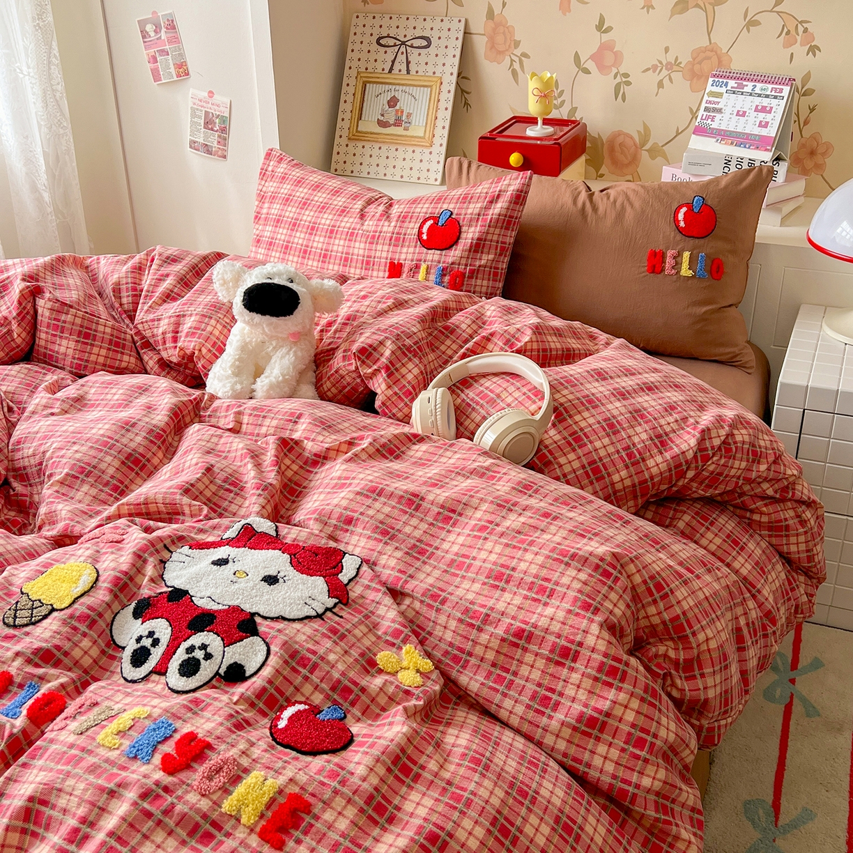 91家纺网 家纺一手货源 找家纺 凯洛奇 2025新款复古风格子皱皱纱水洗棉毛巾绣四件套 布丁猫-红格