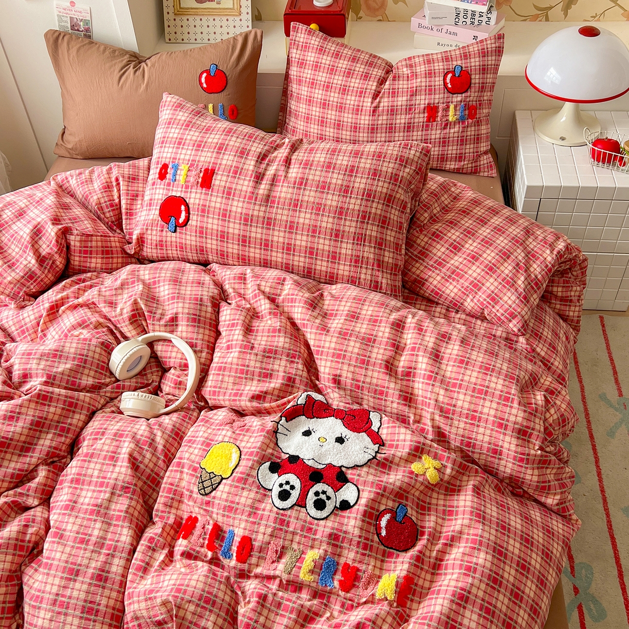 91家纺网 家纺一手货源 找家纺 凯洛奇 2025新款复古风格子皱皱纱水洗棉毛巾绣四件套 布丁猫-红格